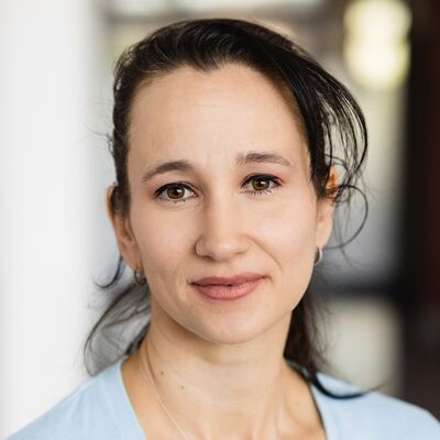 Anja Kumm ist Heilpraktikerin mit Herz und Seele und besonders um Kinder mit spezieller Konstitution bemüht - um umfassend helfen zu können, hat sie ihr Wissen bei uns, um das Thema Lernen erweitert