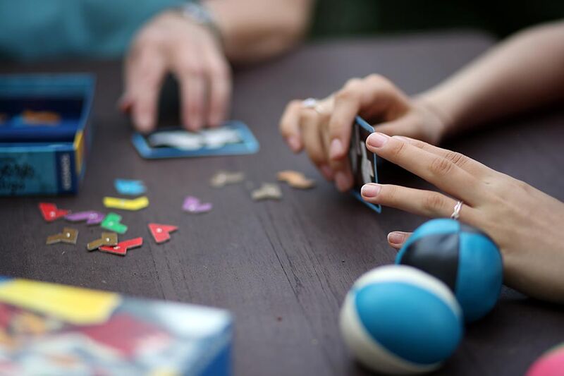 Lernen mit Spiel und Sinn. Lernen wird leicht, wenn alle Sinne miteinbezogen werden - Kopf, Herz und Hände mitmachen. Hände beim spielerischen Lerntraining mit Karten, Symbolen und Jonglierbällen