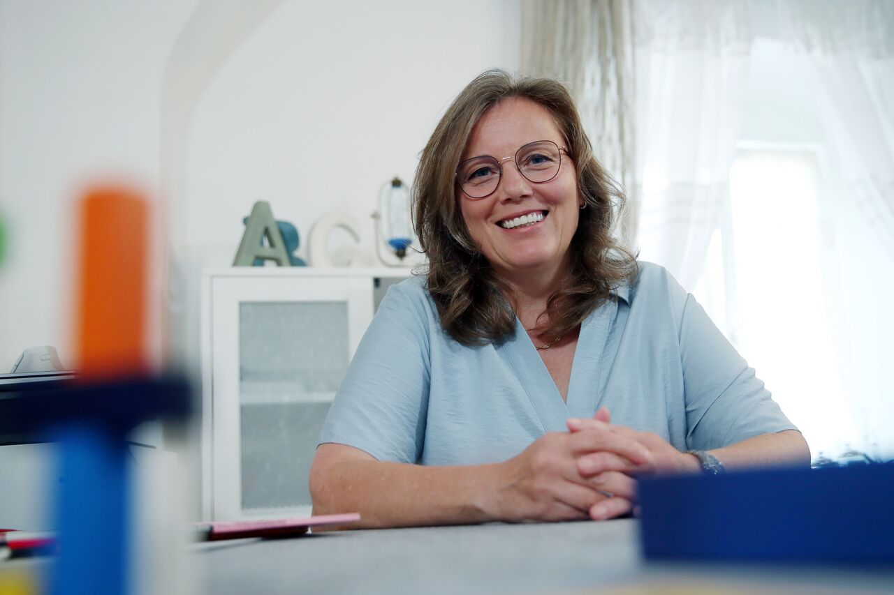 Manuela Handler begrüßt Interessierte in ihrer Praxis – Einladung zum persönlichen Beratungsgespräch
