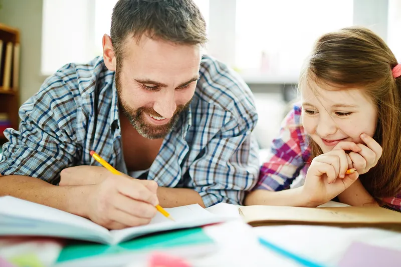 Lernzeit als Qualitätszeit Vater unterstützt Tochter beim Lernen - Wenn Lernen verbindet – mit Lerncoaching wird Schulalltag zum gemeinsamen Weg.