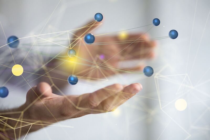 Im Lerncoaches-Netzwerk entsteht Zukunft – durch Austausch, Vertrauen und Miteinander. Geöffnete Hände unter einem digitalen Netzwerk – Symbol für Verbindung und gemeinsames Lernen