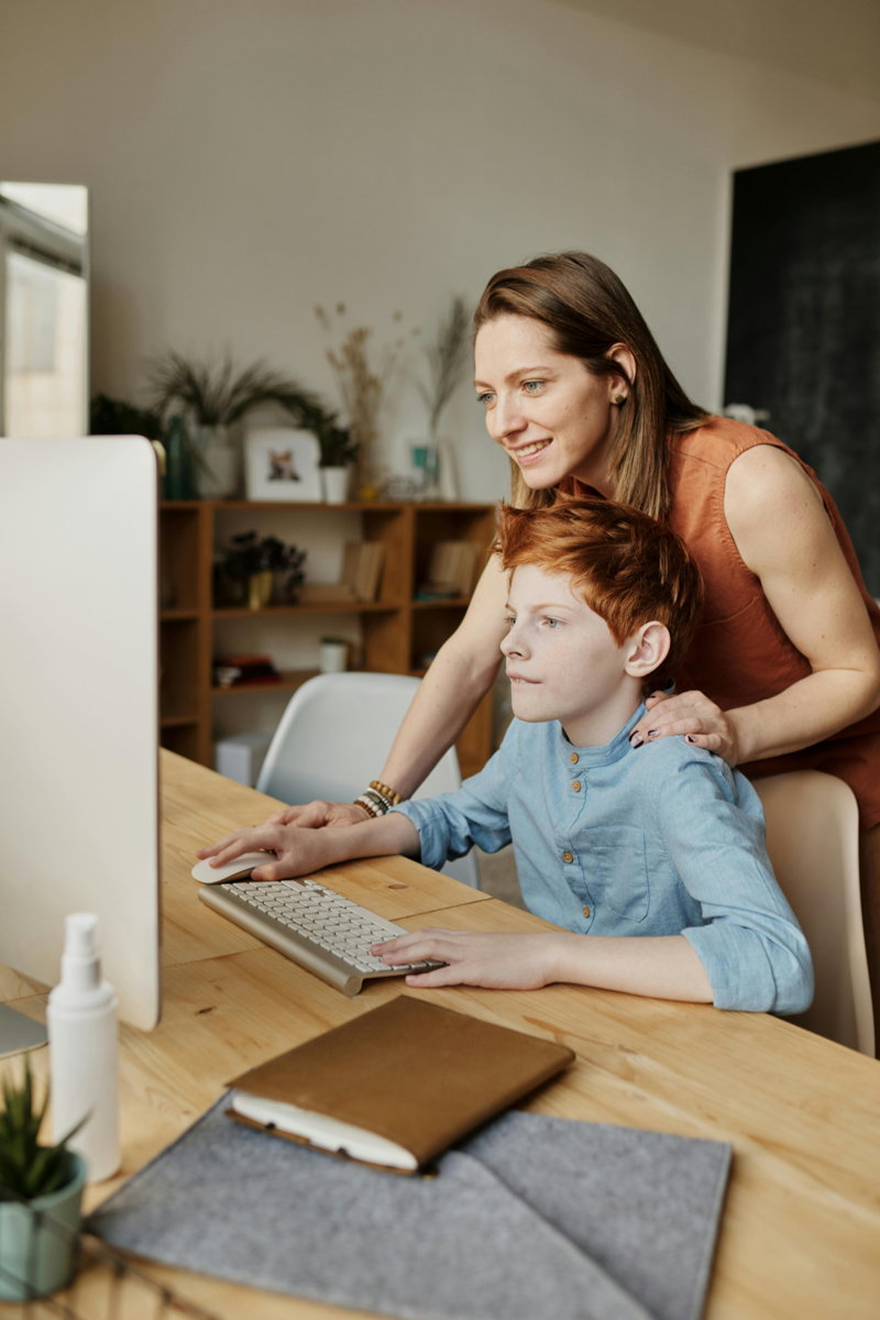 Hausaufgaben gemeinsam bewältigen – Familiencoaching stärkt Eltern und Kinder Mutter unterstützt ihren Sohn bei den Hausaufgaben – mit Familiencoaching zu mehr Gelassenheit.
