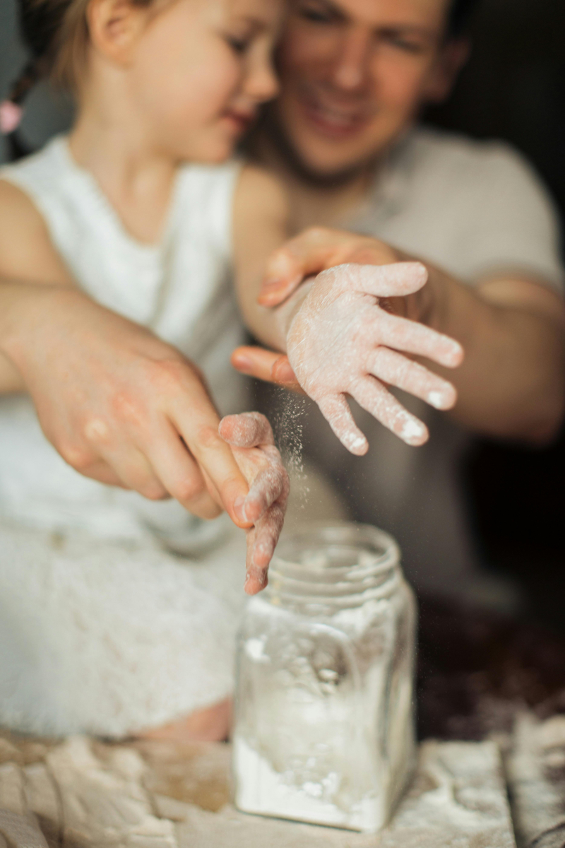 Kinder lieben es mit Papa etwas gemeinsam zu machen Gemeinsame Unternehmungen schaffen eine starke Verbindung